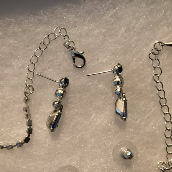 Necklace, earing and hair comb set - Picture 4 of 4